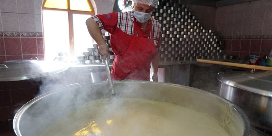 590 yıllık imarethanede bu kez evden çıkamayanlar için aş kaynıyor