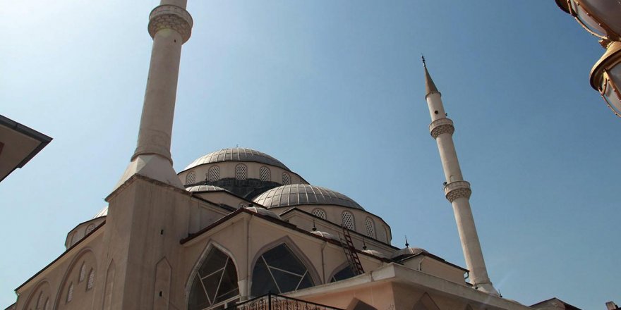 Van'da öğle ezanından sonra sağlık çalışanlarına dua edildi