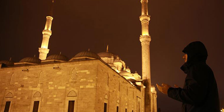 Minarelerden okunan Münacat milyonlara manevi kuvvet verdi