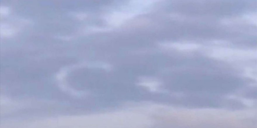 Bulutlarda oluşan ay yıldız silueti görenlerin ilgisini çekti