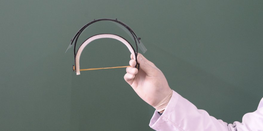 Öğretmenler, sağlıkçılar için gece gündüz 'yüz koruyucu siper' üretiyor