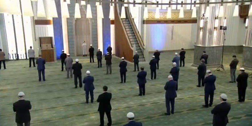 Millet Camisi'nde koronavirüs önlemli cuma namazı kılındı