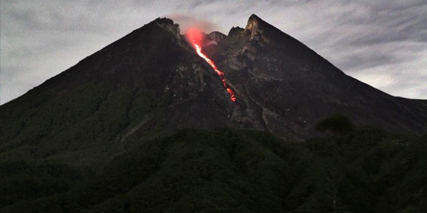 Endonezya'daki yanardağ 5 km yükseğe patladı
