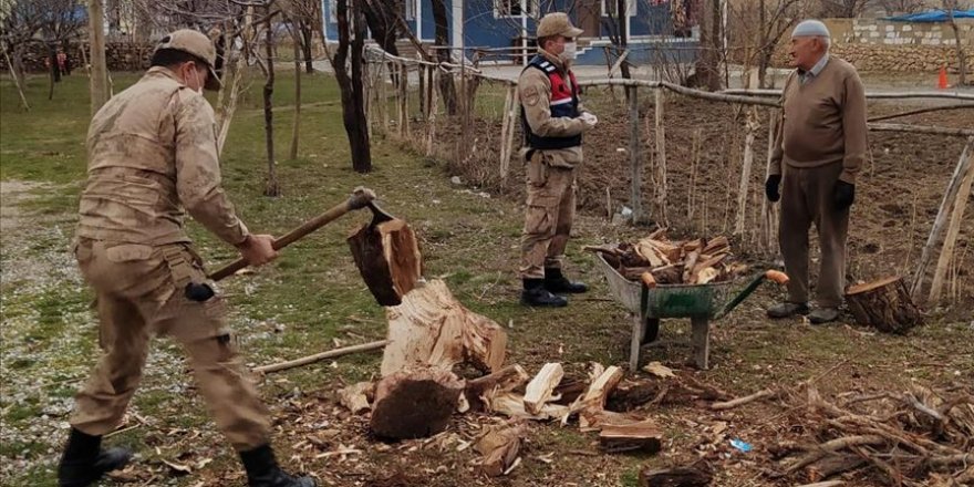 Mehmetçik, koronavirüs nedeniyle dışarı çıkamayan vatandaşların odunlarını da kırıyor