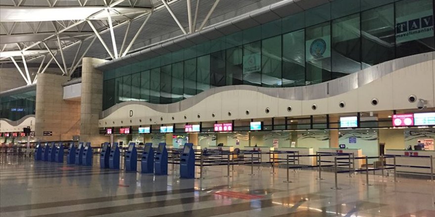 Uçak bilet satışlarına ara verilmesi nedeniyle Esenboğa Havalimanı sessizliğe büründü