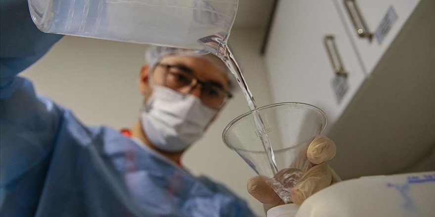 İzmirli eczacının yaptığı el dezenfektanı hastanedeki meslektaşlarına örnek oldu