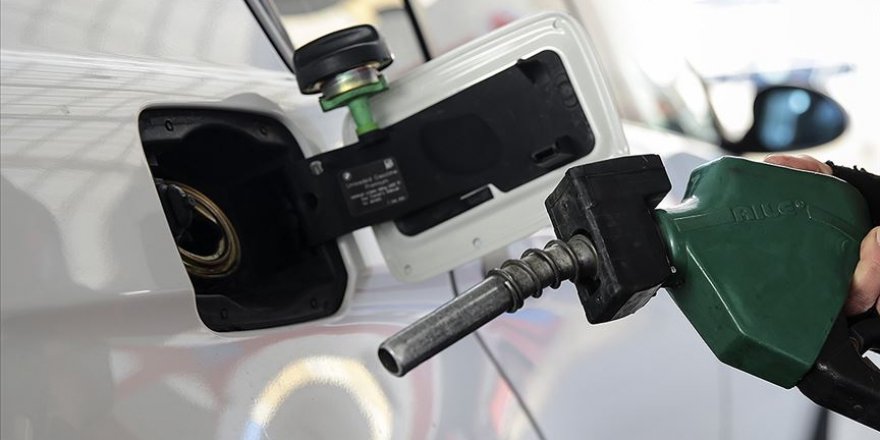 Benzine 8 kuruş indirim, motorine 6 kuruş zam yapıldı