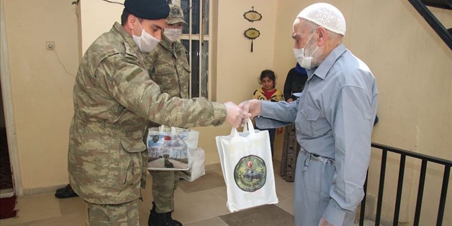MSB'den şehit ve gazi aileleri ile 65 yaş üzeri vatandaşlara yaşam malzemesi yardımı