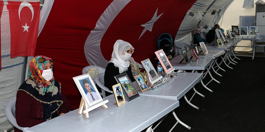 Diyarbakır anneleri koronavirüs tedbiriyle evlat nöbetini sürdürüyor