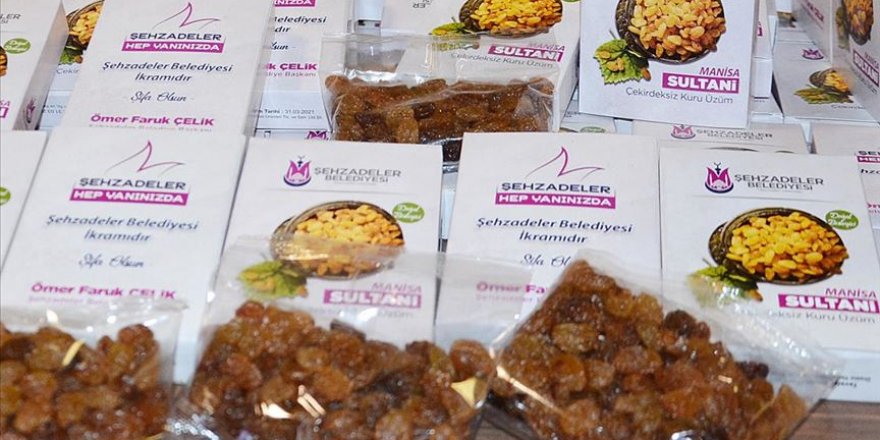 Manisa'da sağlık çalışanlarına 15 bin paket kuru üzüm dağıtıldı