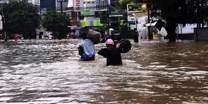 Endonezya'da 100 binden fazla kişi selden etkilendi