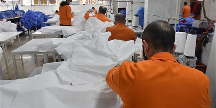 Mahkumlardan Kovid-19'la mücadeleye 'tulum ve önlük' desteği