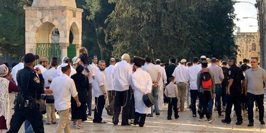 Onlarca fanatik Yahudi, Mescid-i Aksa'ya baskın düzenledi