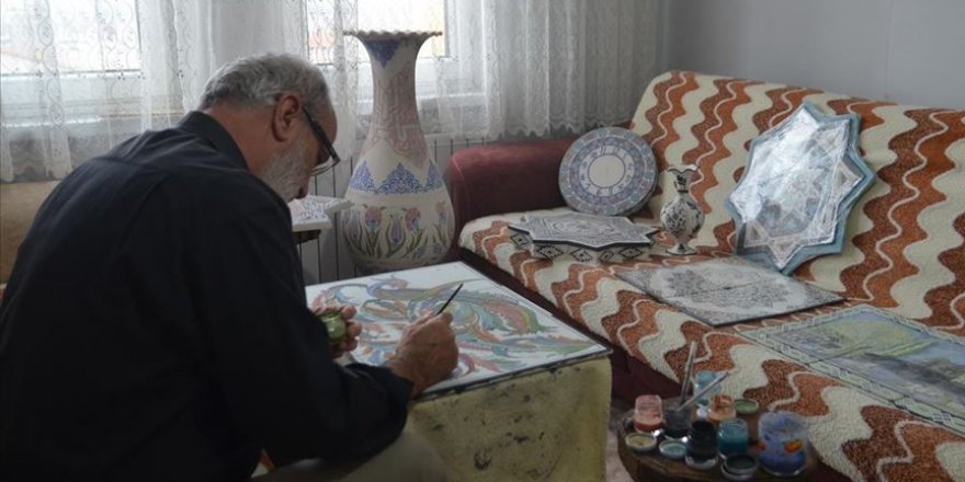 Kütahyalı çini ustası hayatı sığdırdığı evine atölyesini de taşıdı