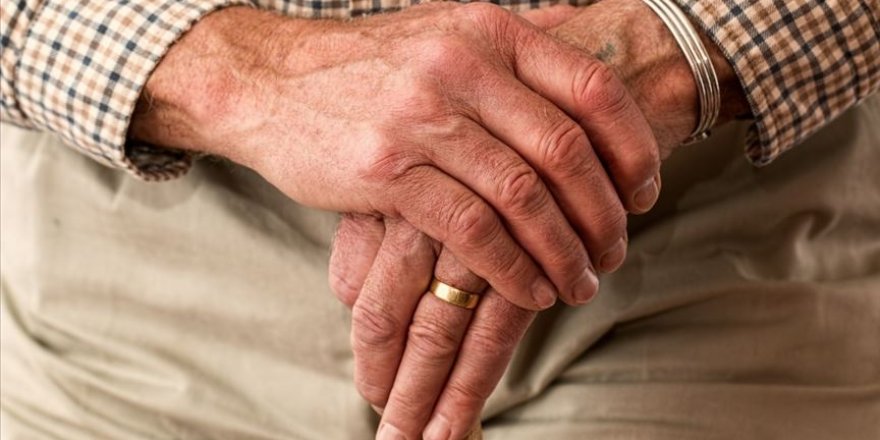 İhtiyarlara yalnız olmadıklarını hissettirin