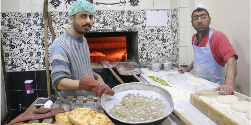 Madeni paraları fırında ısıtıp müşterilere veriyor