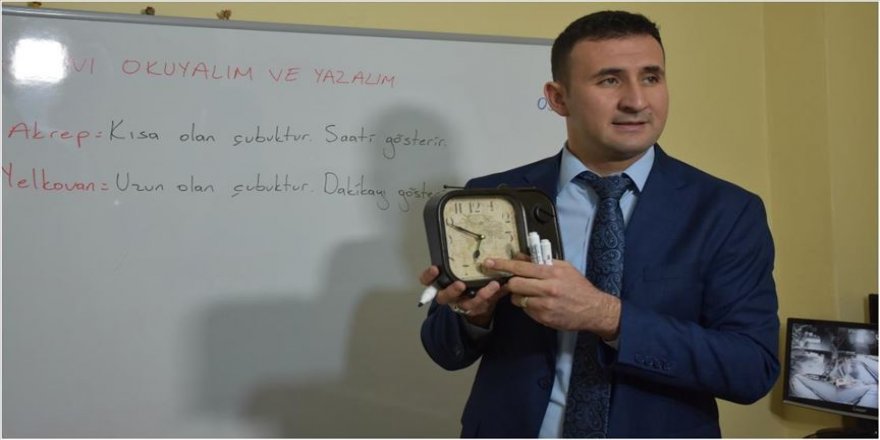 Evinin bir odasını sınıfa çeviren öğretmen öğrencilerine online ders anlatıyor