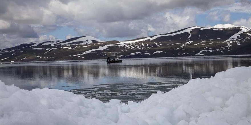 Buzları çözülen Nazik Gölü'nde güzel görüntüler oluştu