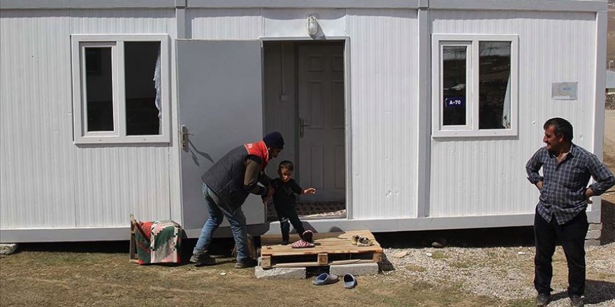 Van'da depremzedeler konteynerlere yerleştiriliyor