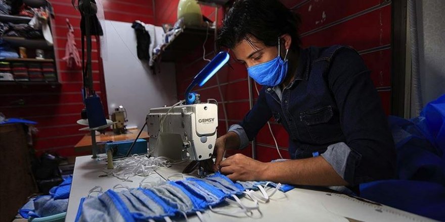 Iraklı kardeşler ürettikleri tıbbi maskeleri ücretsiz dağıtıyor