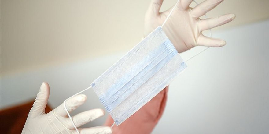 Meslek lisesinin gönüllü öğretmenleri cerrahi maske üretiyor