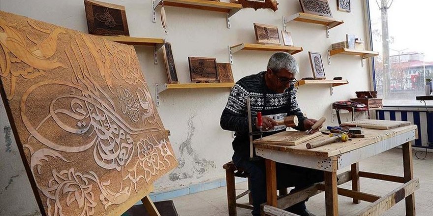 Ahlatlı hakkak Selçuklu ve Osmanlı motiflerini ahşaba işliyor
