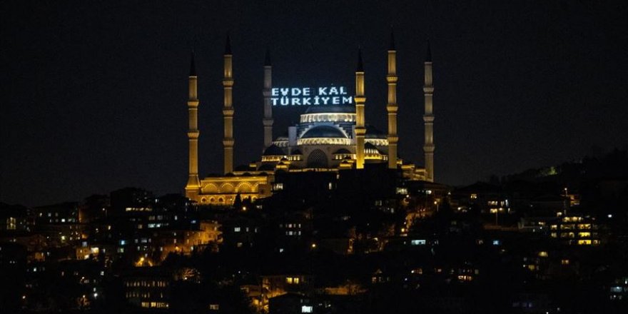 İstanbul'da Beraat Kandili'nde mahya aracılığıyla 'Evde kal' mesajı