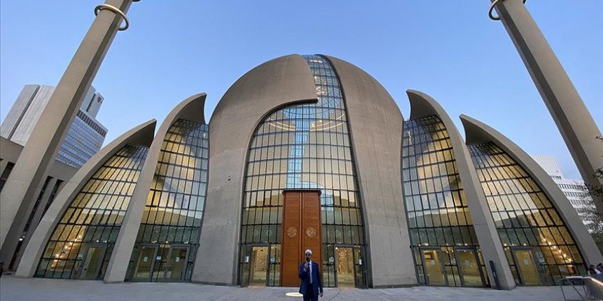 Almanya'nın Köln kentinde ilk kez hoparlörden akşam ezanı okundu