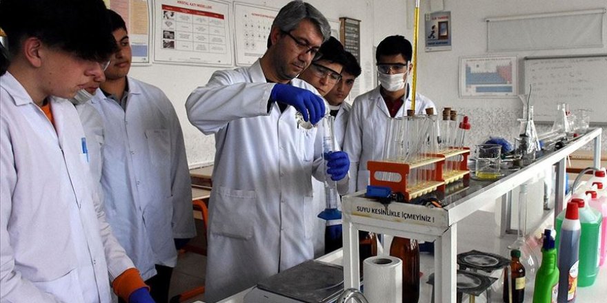 Meslek liselerinden biri şehrin dezenfektan diğeri maske ihtiyacını karşıladı