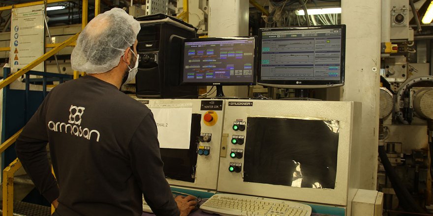 Sağlık çalışanları için nefes alıp verirken 'buğu' yapmayan siperlik üretiyorlar