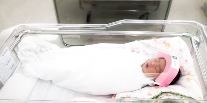 En küçük Covid-19 hastası yeni doğan bebek, iyileşerek taburcu oldu
