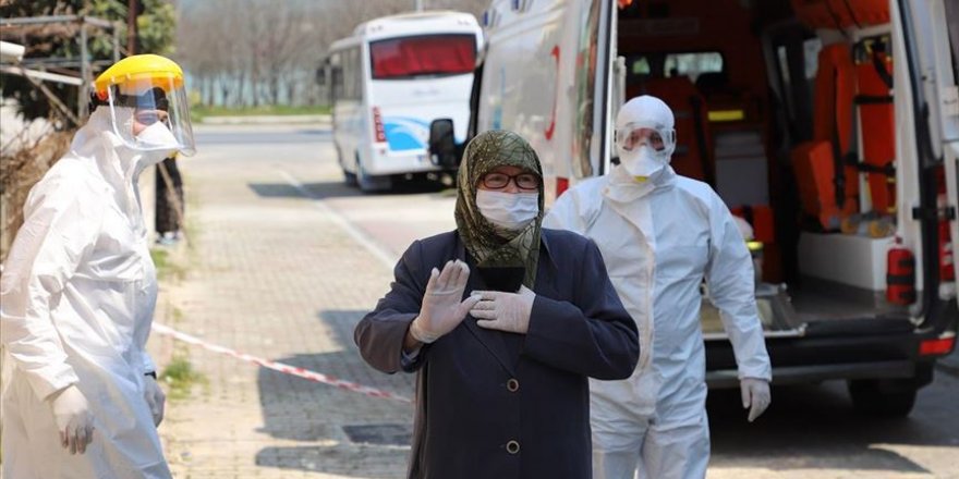 Koronavirüs tedavisi tamamlanan 80 yaşındaki kadın taburcu edildi