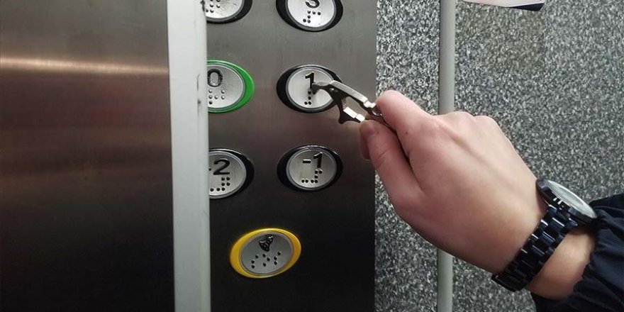 Bakteri ve mikropları öldüren maddeyle anahtarlık şeklinde aparat ürettiler