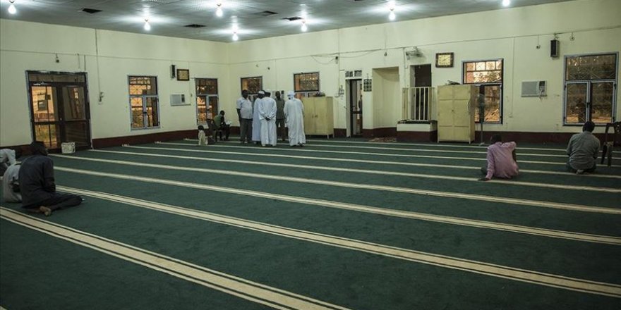 Sudan da camilerde cemaatle namaz kılınmasını askıya alındı