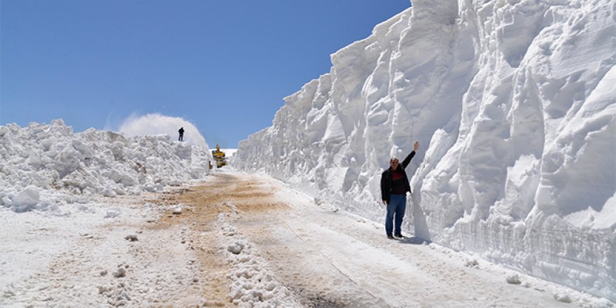 Muş'ta 8-10 metre yükseklikteki karla mücadele çalışması