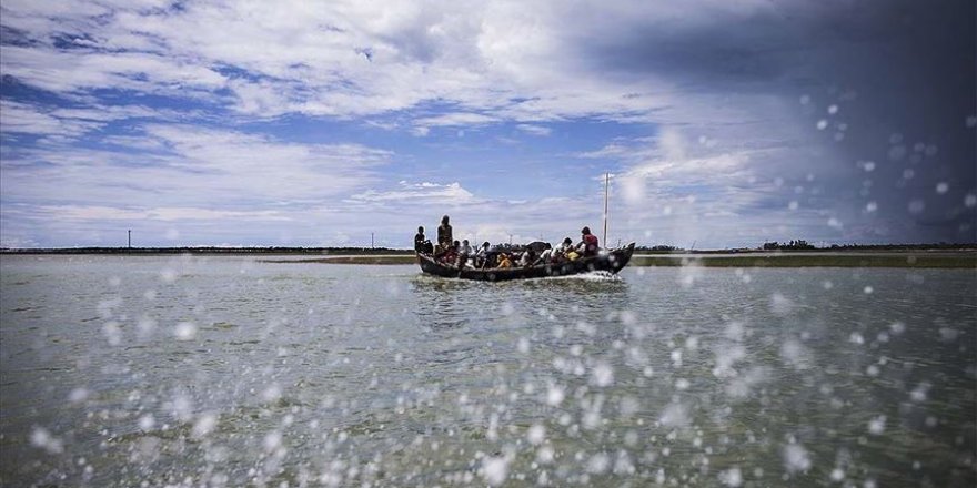 Bangladeş'te haftalardır denizde tekneyle sürüklenen Arakanlı Müslüman sığınmacılar kurtarıldı