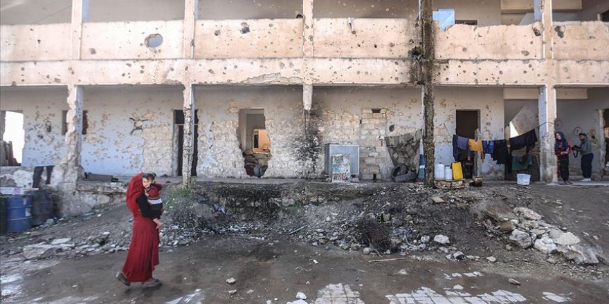 Harabe okullara sığınan 16 İdlibli aile aç uyuyor