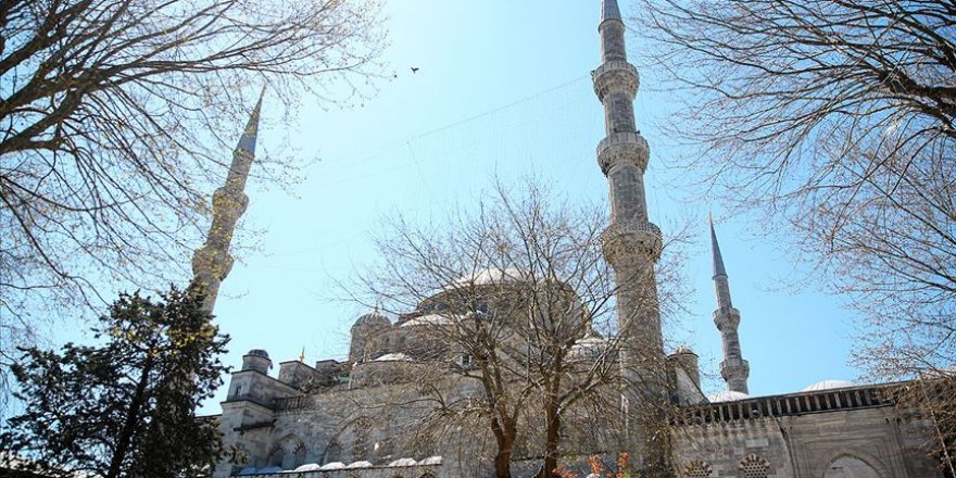 Camilerin gerdanlığı mahyalar asılıyor: Vakit dua vaktidir