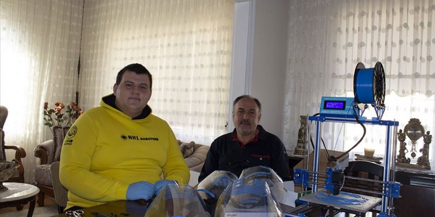 Lise öğrencisi kendi tasarladığı 3 boyutlu yazıcıyla siperlikli maske üretiyor