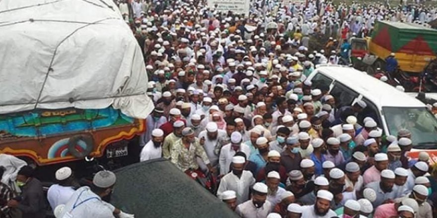 Bangladeş'te binlerce kişi salgına rağmen cenaze törenine katıldı