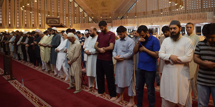 Pakistan'da camilerde cemaatle namaz yasağı 'şartlı' kaldırıldı