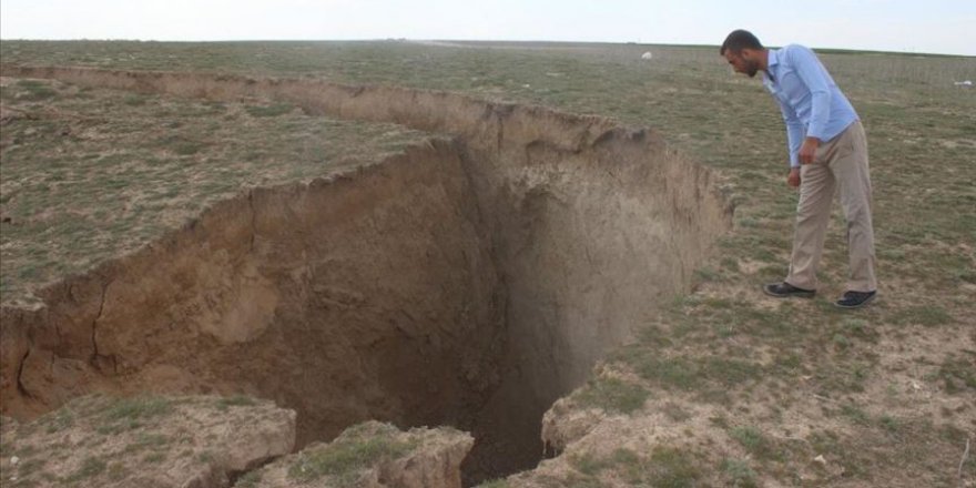 Subhanallah! Konya'daki arazide bir anda 15 metre derinliğinde obruk oluştu
