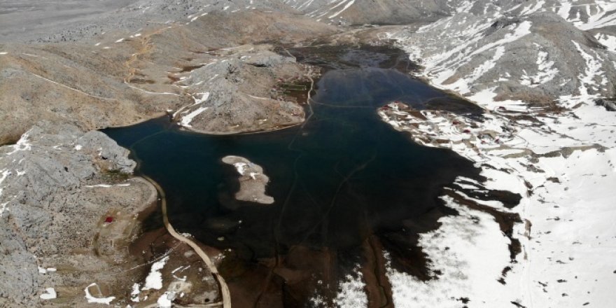 Yaratılış harikası: Kışın ortaya çıkıp, yazın kaybolan 10 bin metrekarelik göl