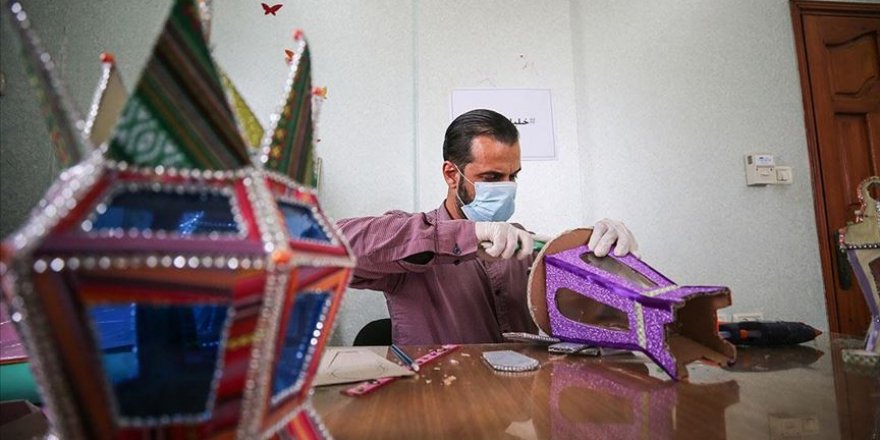 Gazzeli genç, çocukları sevindirmek için 'ramazan kandilleri' üretiyor