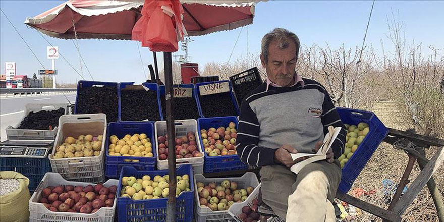 Yol üzerinde müşterilerini beklerken 1000 kitap okudu