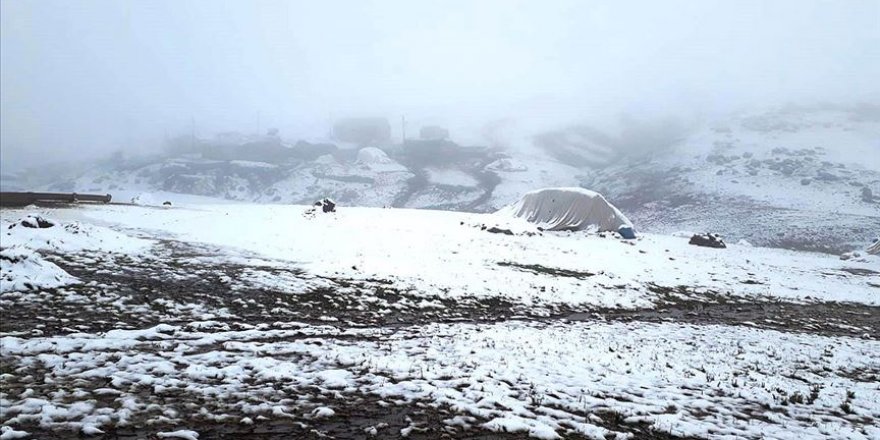 Ağrı'nın yüksek kesimlerine Nisanda kar yağdırıldı