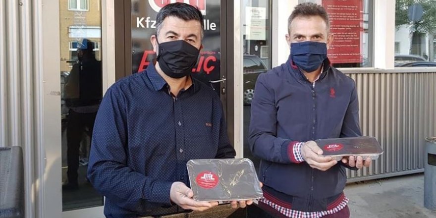 Almanya'da DİTİB camisi gönüllülerinden evlere iftar servisi