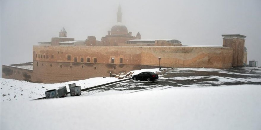Tarihi İshak Paşa Sarayı nisanda beyaza büründü