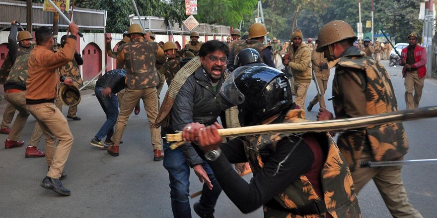 Hindistan'da koronavirüsü yaymakla suçlanan Müslümanlar saldırıya uğruyor