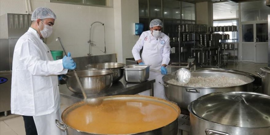 Türk Kızılayın kazanları Van'da ihtiyaç sahipleri için kaynıyor